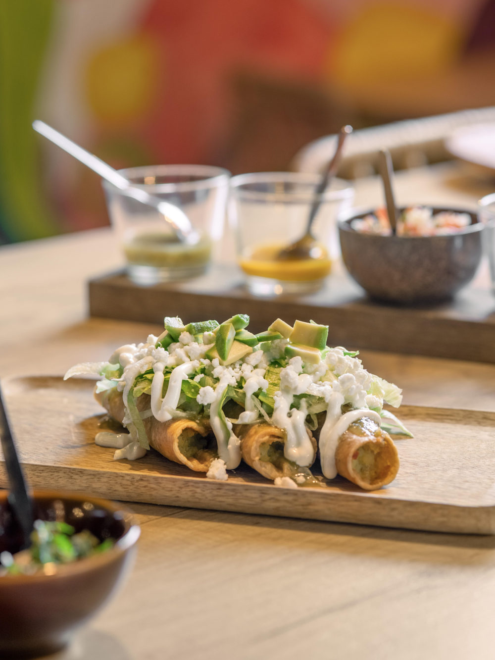 Flautas enrolladas, cubiertas de crema