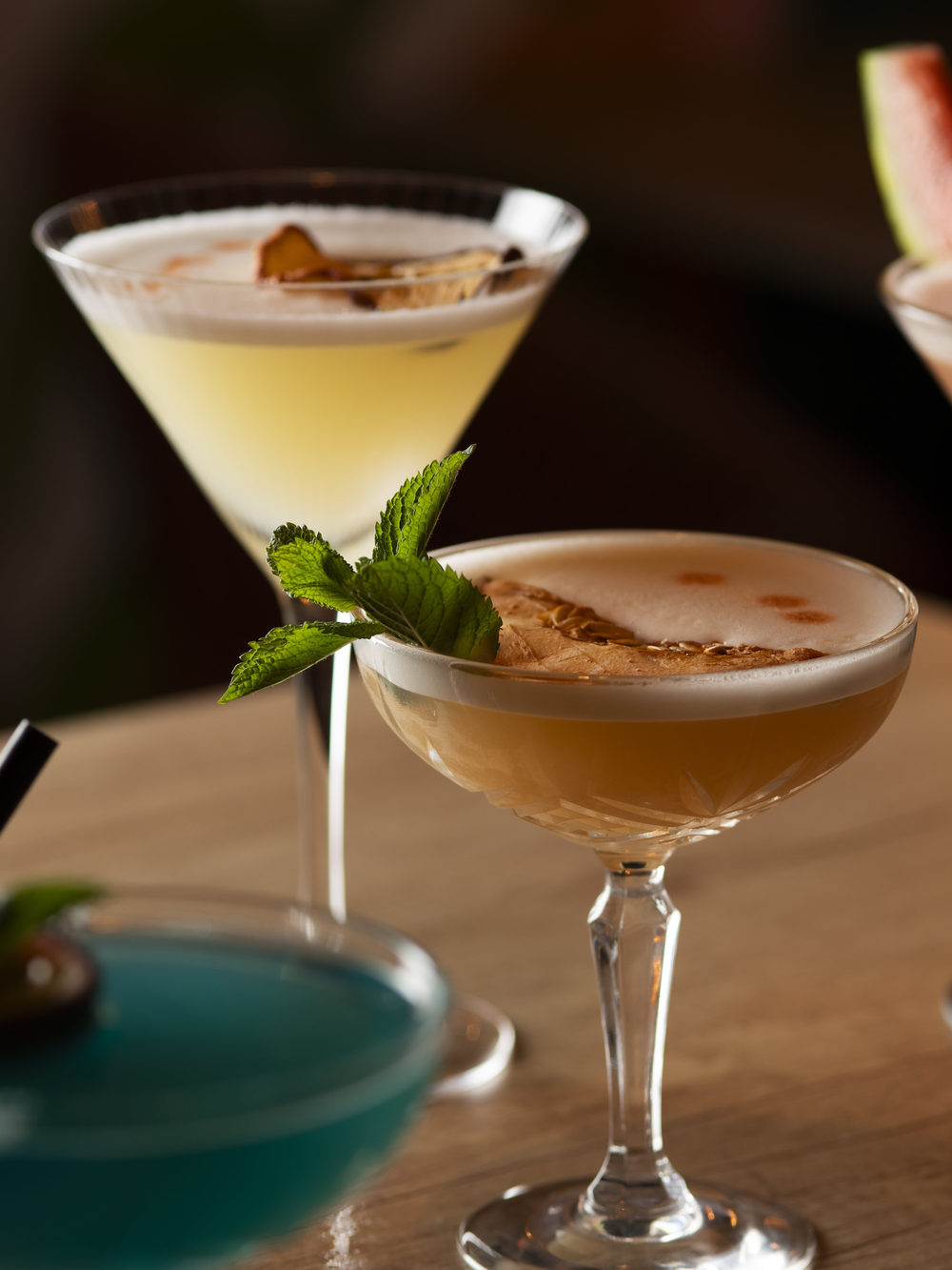 Due cocktail serviti affiancati, guarniti con menta
